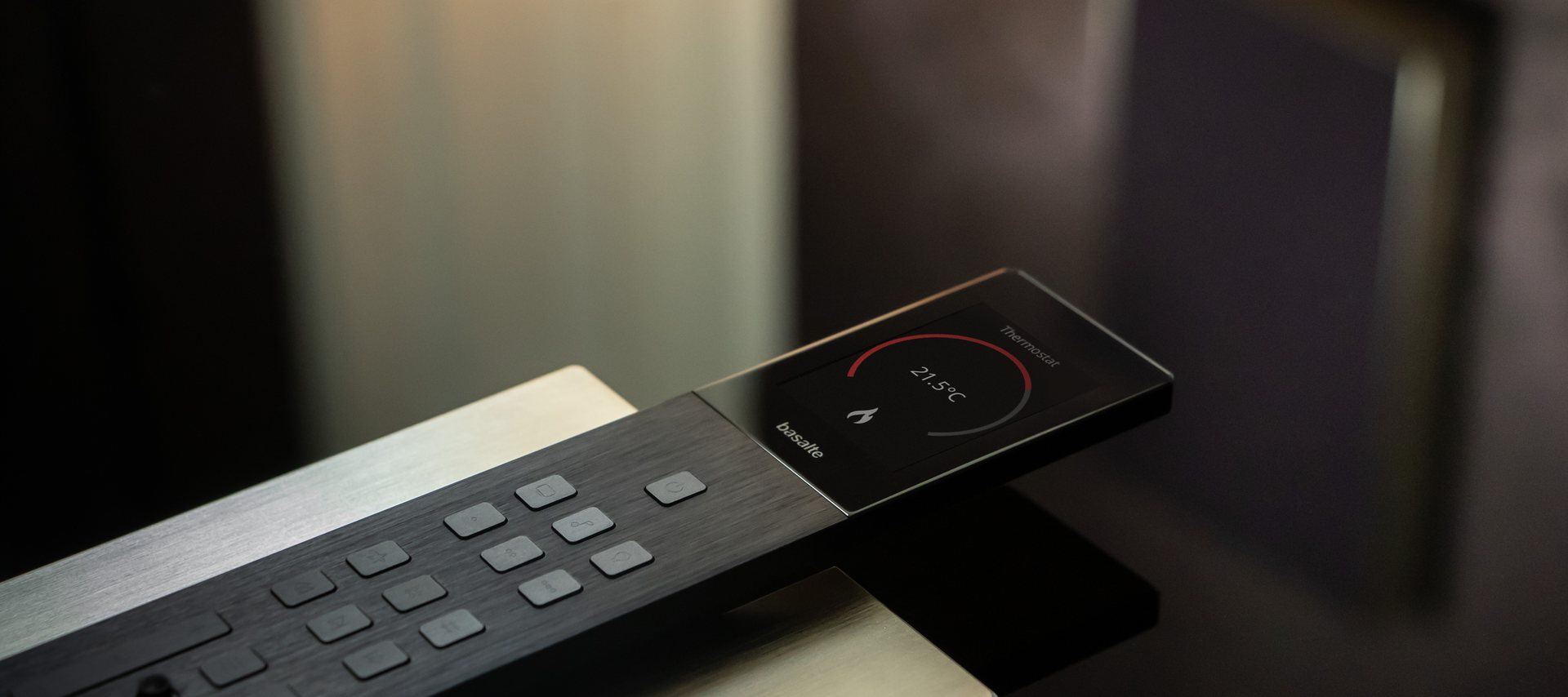 Basalte Miro keypad with integrated thermostat display